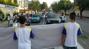 Alunos do Colgio mega fazem ao de conscientizao sobre a Semana Nacional do Trnsito em Santos