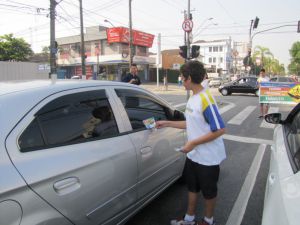 Alunos do Colgio mega fazem ao de conscientizao sobre a Semana Nacional do Trnsito em Santos