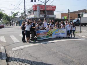 Alunos do Colgio mega fazem ao de conscientizao sobre a Semana Nacional do Trnsito em Santos