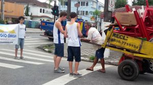 Alunos do Colgio mega fazem ao de conscientizao sobre a Semana Nacional do Trnsito em Santos