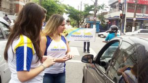 Alunos do Colgio mega fazem ao de conscientizao sobre a Semana Nacional do Trnsito em Santos