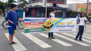 Alunos do Colgio mega fazem ao de conscientizao sobre a Semana Nacional do Trnsito em Santos