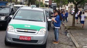 Alunos do Colgio mega fazem ao de conscientizao sobre a Semana Nacional do Trnsito em Santos