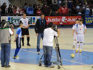 mega estreia com uma vitria e uma derrota na Copa TV Tribuna de Futsal