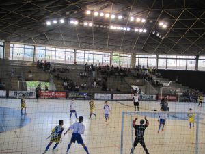 mega estreia com uma vitria e uma derrota na Copa TV Tribuna de Futsal