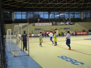 mega estreia com uma vitria e uma derrota na Copa TV Tribuna de Futsal