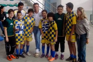 Sub-13 do mega Santos recebe Trofu Falco de Futsal