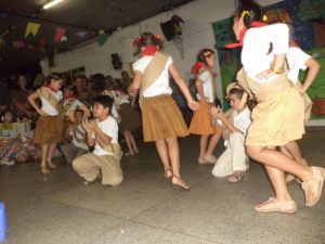 Colgio mega comemora festa junina com Arrai da Comunicao