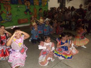 Colgio mega comemora festa junina com Arrai da Comunicao